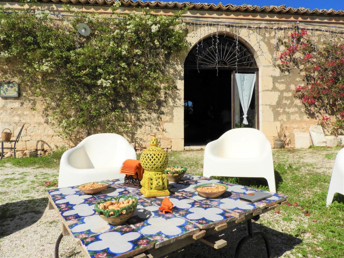 Il Baglio Di Kharrub Rural Guest House Pozzallo Bagian luar foto