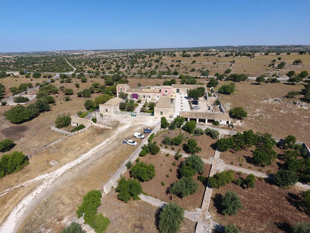 Il Baglio Di Kharrub Rural Guest House Pozzallo Bagian luar foto